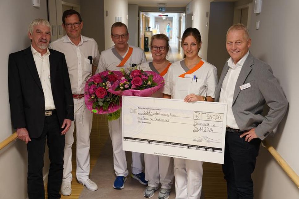 840 Euro darf die Belegschaft der Station 42 für eine gemeinsame Unternehmung ausgeben - ein Dank fürs Durchhalten der einjährigen Bauphase, die die Patientinnen und Patienten kaum beeinträchtigt hat.
