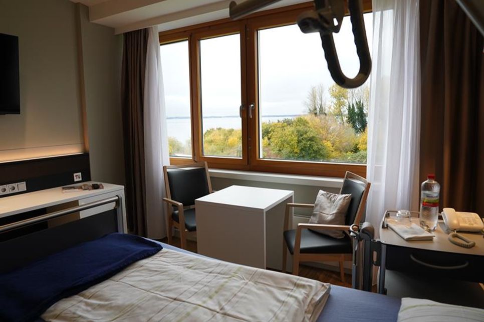 Ob die Patientinnen und Patienten bei diesem Ausblick den 50-Zoll-Flachbildfernseher überhaupt einschalten, wird sich zeigen.