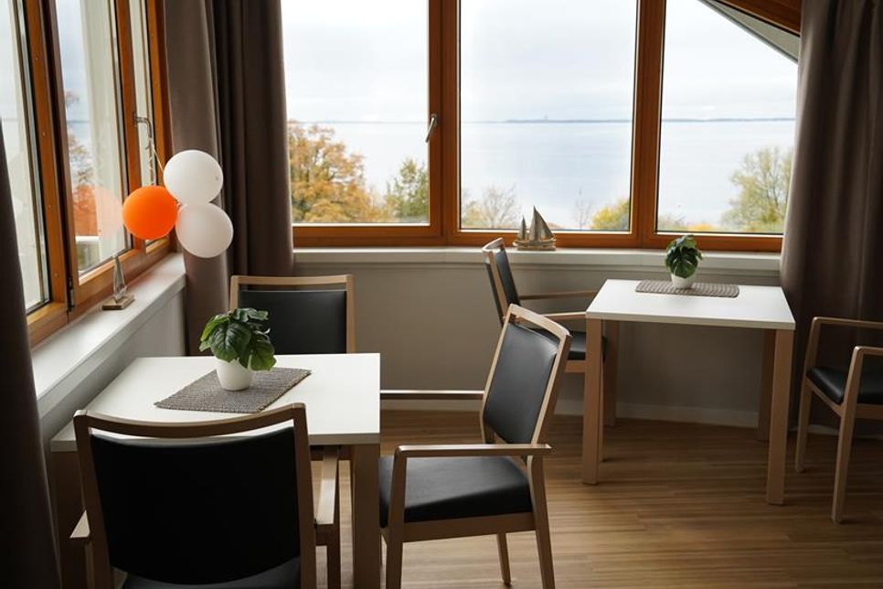 In der Patienten-Lounge kann der Klinkbesuch empfangen werden.