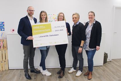Die beiden Vermögensberater der DVAG aus Stockelsdorf, Felix Wiggers (li.) und seine Ehefrau Katja, bei der Übergabe des symbolischen Spendenscheck über stolze 11.111,11 Euro an Nadine Müller (mi.), Sascha Hensel und Jessica Groß von der Lebenshilfe Ostholstein.