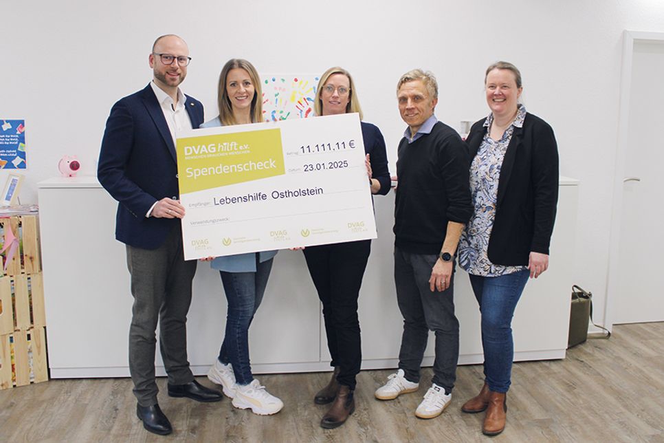 Die beiden Vermögensberater der DVAG aus Stockelsdorf, Felix Wiggers (li.) und seine Ehefrau Katja, bei der Übergabe des symbolischen Spendenscheck über stolze 11.111,11 Euro an Nadine Müller (mi.), Sascha Hensel und Jessica Groß von der Lebenshilfe Ostholstein.