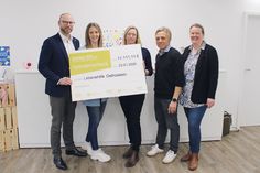 Die beiden Vermögensberater der DVAG aus Stockelsdorf, Felix Wiggers (li.) und seine Ehefrau Katja, bei der Übergabe des symbolischen Spendenscheck über stolze 11.111,11 Euro an Nadine Müller (mi.), Sascha Hensel und Jessica Groß von der Lebenshilfe Ostholstein.
