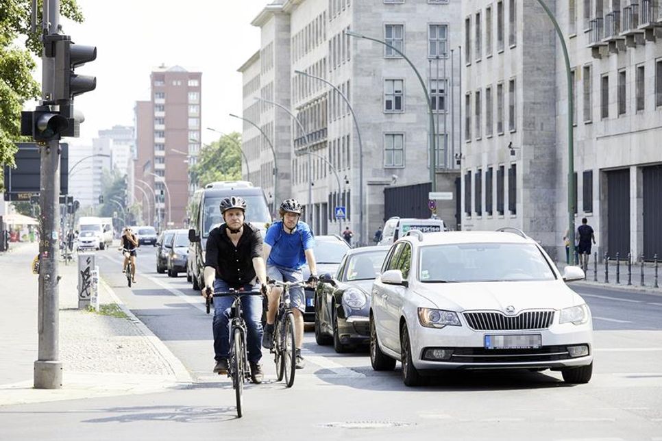 Autofahrende sollten sich auch ihre eigene Eingewöhnungsphase bewusst machen: Seit Ende Oktober waren sie überwiegend unter sich – nun müssen sie sich wieder daran gewöhnen, die Straße mit Zweirädern zu teilen. (Foto: Presse/ACE Auto Club Europa)