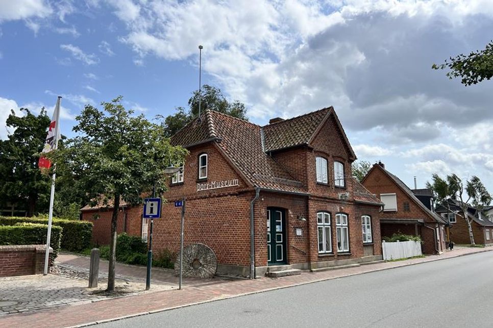 Das Dorfmuseum Grube befindet sich in einem 1890 erbauten und für Grube zur damaligen Zeit typischen Wohnhaus an der Hauptstraße 18.