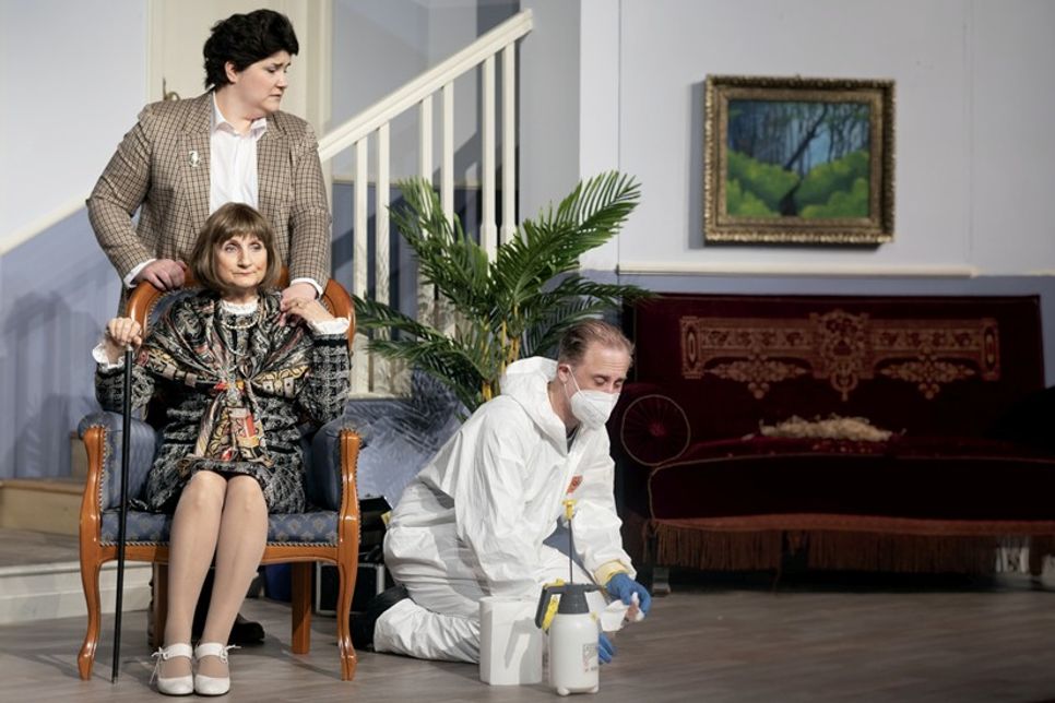 „Der Tatortreiniger - 3 Episoden“ ist eine Bühnenfassung nach der TV-Serie von Mizzi Meyer mit Jan Schuba, Michaela Schäfer, Petra Nadolny und Laura Vorgang. (Foto: Tanya Davidow)