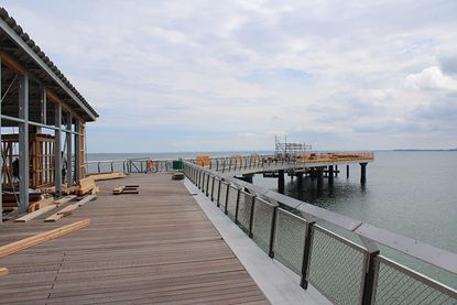 Auf der neuen Seebrücke in Haffkrug finden die finalen Arbeiten statt.