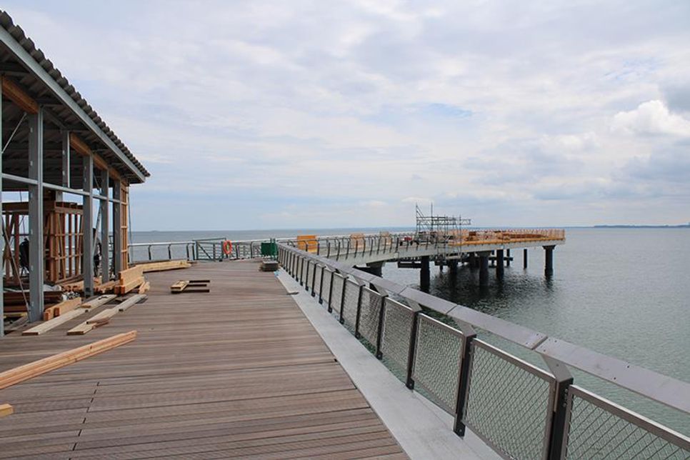 Auf der neuen Seebrücke in Haffkrug finden die finalen Arbeiten statt.