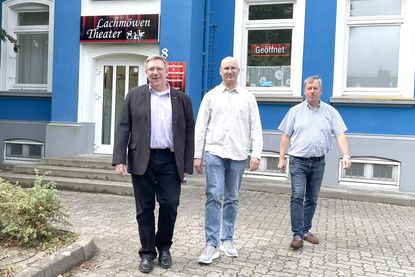 (v.l.) Jan Steffen, Matthias Dehn und Günter Petrowski machen mit einem vorsichtigen Schritt in die Öffentlichkeit auf die Tragweite der Entscheidung über die Immobilie in der Dorfstraße 8 aufmerksam.