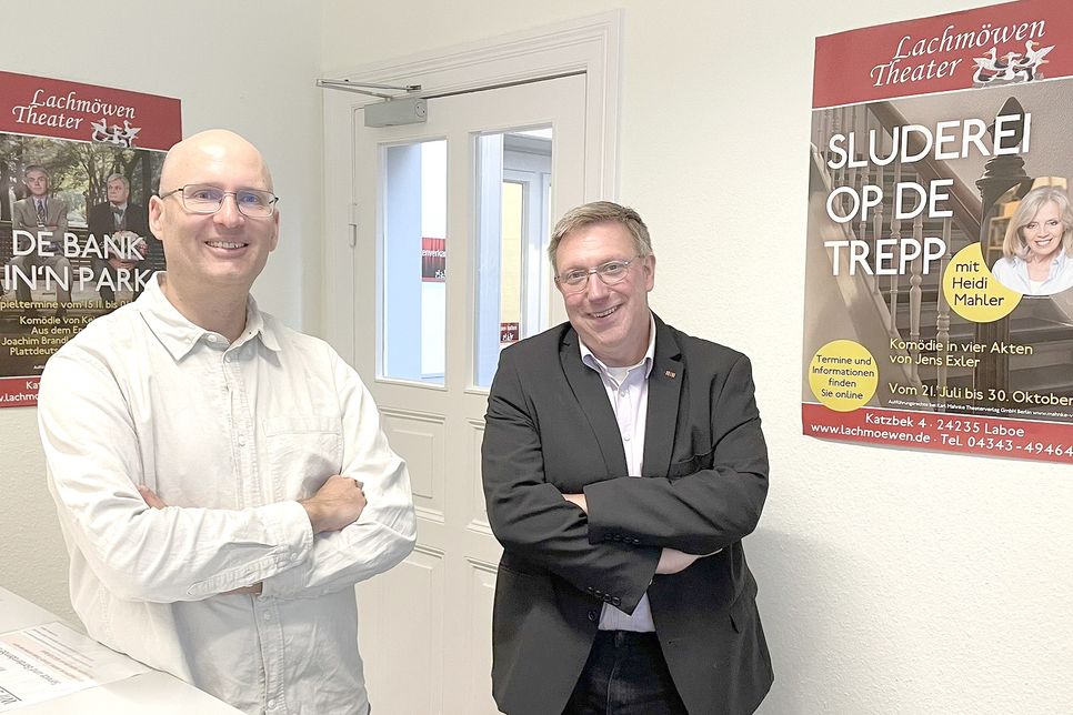 Kaufmännischer Leiter Matthias Dehn (l.) und Spielleiter Jan Steffen im Kartenvorverkaufsbereich der Geschäftsstelle.