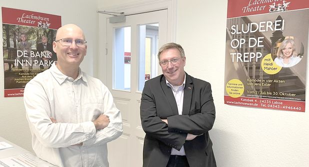 Kaufmännischer Leiter Matthias Dehn (l.) und Spielleiter Jan Steffen im Kartenvorverkaufsbereich der Geschäftsstelle.
