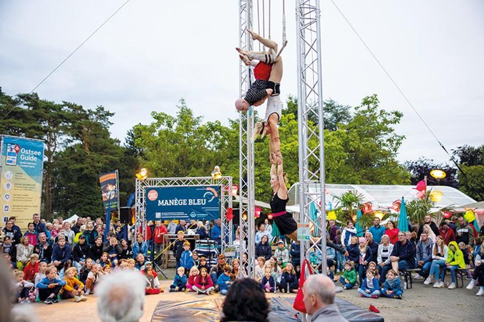 Vom 1. bis zum 4. August bietet das Scharbeutzer Straßenkunst Festival spektakuläre Artistik, fröhliches Festival-Feeling und eine Artistik-Schule für Kinder.