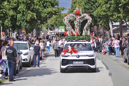 Vor allem in der Markt- und Bahnhofstraße bescherten unzählige kleine wie große Schaulustige dem Festumzug zum 100-jährigen Bestehen der Malenter Schützen einen imposanten Raumen.