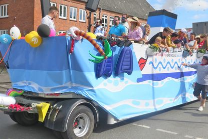 Auf dem „Kreuzfahrtschiff“ ließen sich Teilnehmer der Wirtschaftsvereinigung Malente mit dem Vorsitzenden Jonas Stockel durch die Straßen Malentes „schippern“ und verteilten rund 100 Kilogramm Bonbons und Capri-Sun für Kinder, 500 „Moin“-Figuren und frisch gezapftes Freibier.