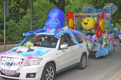 Der Dorfverein Timmdorf gab farbenfroh einen Einblick in die „Timmdorfer Unterwasserwelt“.