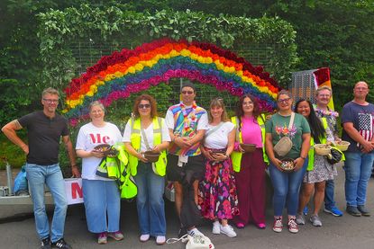 Mit ihrem bunten Wagen und einem „Regenbogen“ aus 600 Papierblumen machte sich die Gemeinde stark für Vielfalt und Toleranz.