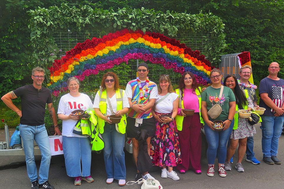 Mit ihrem bunten Wagen und einem „Regenbogen“ aus 600 Papierblumen machte sich die Gemeinde stark für Vielfalt und Toleranz.