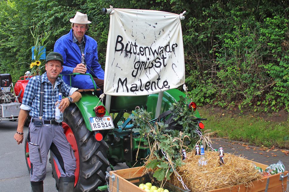 Sogar „Brakelmann“ (l. /Robert Schermer) und „Adsche“ (Uli Strazysewki) überbrachten zum Blumenkorso „Grüße aus Büttenwarder“ und stießen auf das Jubiläum der Malenter Schützen an.