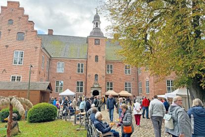 Der Herbstmarkt verwandelt das Schlossgelände in eine Oase für Kunsthandwerk, Kulinarik und entspannte Stunden.