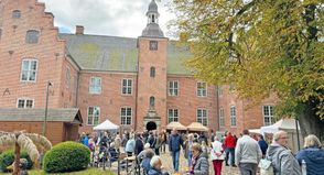 Der Herbstmarkt verwandelt das Schlossgelände in eine Oase für Kunsthandwerk, Kulinarik und entspannte Stunden.