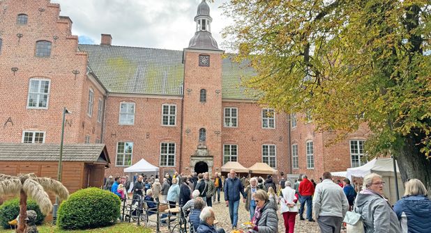 Der Herbstmarkt verwandelt das Schlossgelände in eine Oase für Kunsthandwerk, Kulinarik und entspannte Stunden.