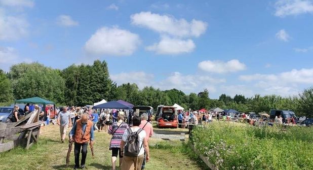 Der Flohmarkt auf den Wiesen des Museumshofs in Lensahn lädt zum Stöbern ein.