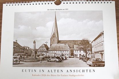 Der Kalender ist ab sofort in der Buchhandlung Hoffmann und der Eutin-GmbH  für 14 Euro zu erwerben.