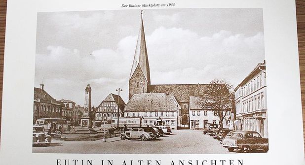 Der Kalender ist ab sofort in der Buchhandlung Hoffmann und der Eutin-GmbH  für 14 Euro zu erwerben.