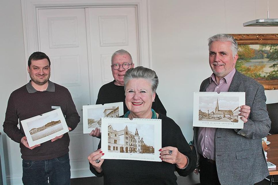 Mit ihrem Kalender „Eutin in alten Ansichten“ haben Regine und Karlheinz Jepp (Mitte hinten) ein besonderes heimatgeschichtliches Format geprägt. Jetzt haben sie die Ausgabe für 2026 gemeinsam mit Stadtarchivar Jakob Sperrle (li.) und Bürgermeister Sven Radestock vorgestellt. Der Schwerpunkt liegt diesmal auf den „Lost Places“ der Stadt.