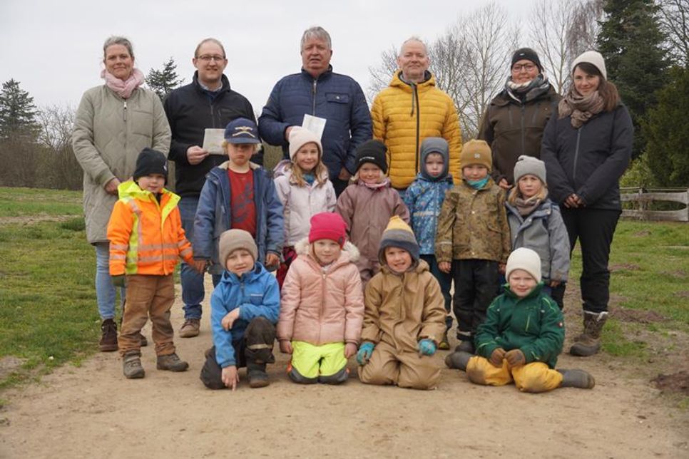 Freudiges Ereignis. Die Einweihung des sanierten Weges mit Sponsoren, Kindergartenleitung- und Mitarbeiterinnen, Museumsleitung und Kindern.
