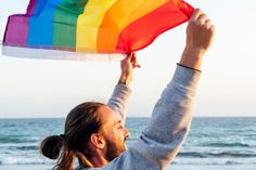 Die heute weltweit bekannte Regenbogenflagge wurde 1978 vom US-amerikanischen Künstler und Aktivisten Gilbert Baker entworfen. Sie sollte ein positives, kraftvolles Zeichen für die LGBTQIA+-Bewegung sein – bunt, sichtbar und lebensbejahend.