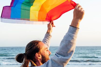 Die heute weltweit bekannte Regenbogenflagge wurde 1978 vom US-amerikanischen Künstler und Aktivisten Gilbert Baker entworfen. Sie sollte ein positives, kraftvolles Zeichen für die LGBTQIA+-Bewegung sein – bunt, sichtbar und lebensbejahend.
