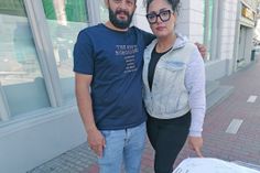 Arash Vilan und Sara Khaleghi sammeln Unterschriften aus Protest gegen die Arbeit der Zuwanderungsbehörde.