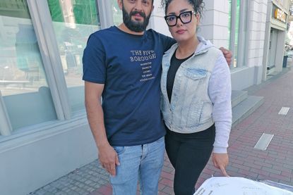 Arash Vilan und Sara Khaleghi sammeln Unterschriften aus Protest gegen die Arbeit der Zuwanderungsbehörde.