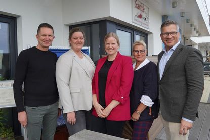 Kassenwart Stephan Kohler, Beisitzerin Sabrina Weidemann, 1. Vorsitzende Hanna Langbehn, Schriftführerin Meike Blaut und der 2. Vorsitzende Olaf Dose-Miekley (v. lks.) bei der Jahreshauptversammlung des Dehoga Grömitz.