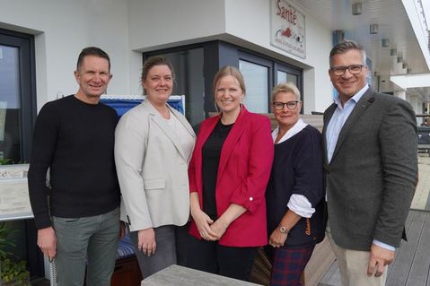 Kassenwart Stephan Kohler, Beisitzerin Sabrina Weidemann, 1. Vorsitzende Hanna Langbehn, Schriftführerin Meike Blaut und der 2. Vorsitzende Olaf Dose-Miekley (v. lks.) bei der Jahreshauptversammlung des Dehoga Grömitz.