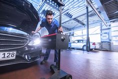 Beim Licht-Test werden neun Beleuchtungspunkte auf Sicht und Funktion sowie die Einstellung aller Lichtsysteme gecheckt. (Foto: ProMotor/T.Volz)