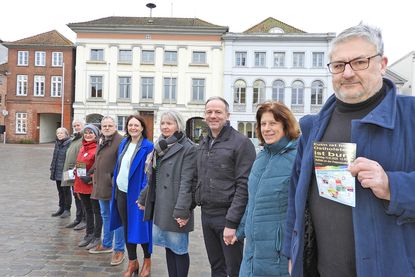 Sie stehen für breites Bündnis aus Gruppen, Parteien, Kirchen und Vereinen: Wulf Rohwedder, Angelika de Oliveira Gloria, Philipp Bonse, Maren Löffelmacher, Christine Halisch, Stefan Grützmacher, Oma Cordula, Manfred Ehmke und Friederike Langschoff (v.re.) bitten unter dem Motto „Eutin ist bunt“ zur Menschenkette.