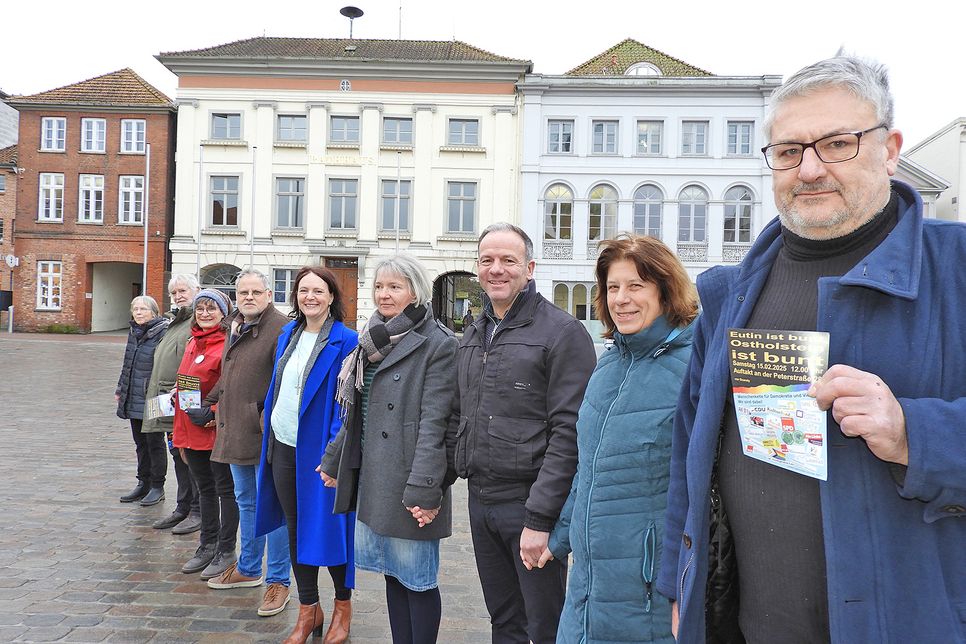 Sie stehen für breites Bündnis aus Gruppen, Parteien, Kirchen und Vereinen: Wulf Rohwedder, Angelika de Oliveira Gloria, Philipp Bonse, Maren Löffelmacher, Christine Halisch, Stefan Grützmacher, Oma Cordula, Manfred Ehmke und Friederike Langschoff (v.re.) bitten unter dem Motto „Eutin ist bunt“ zur Menschenkette.