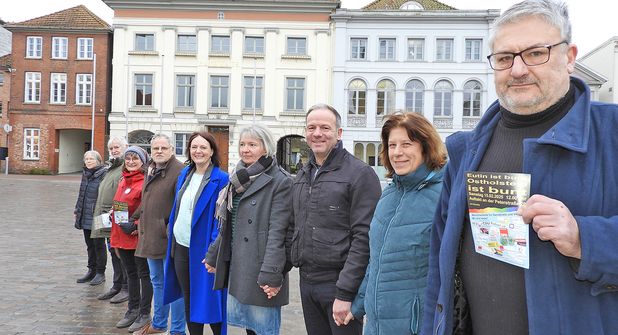 Sie stehen für breites Bündnis aus Gruppen, Parteien, Kirchen und Vereinen: Wulf Rohwedder, Angelika de Oliveira Gloria, Philipp Bonse, Maren Löffelmacher, Christine Halisch, Stefan Grützmacher, Oma Cordula, Manfred Ehmke und Friederike Langschoff (v.re.) bitten unter dem Motto „Eutin ist bunt“ zur Menschenkette.