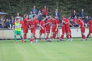 Nach dem Schlusspfiff ließen sich die Eutiner Spieler von ihren Anhängern feiern.