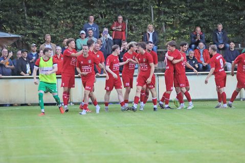 Nach dem Schlusspfiff ließen sich die Eutiner Spieler von ihren Anhängern feiern.