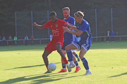 Neuzugang Noah Odiase (links) war einer der auffälligsten Eutiner Akteure und erzielte die verdiente Führung für sein Team.