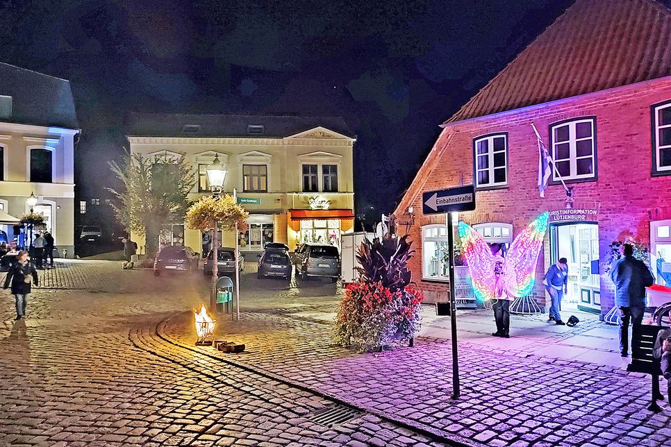 Eine ganz besondere Atmosphäre empfängt die Besucher:innen des Lütjenburger Herbstmarktes, wie hier eine Aufnahme aus dem Jahr 2022 zeigt,