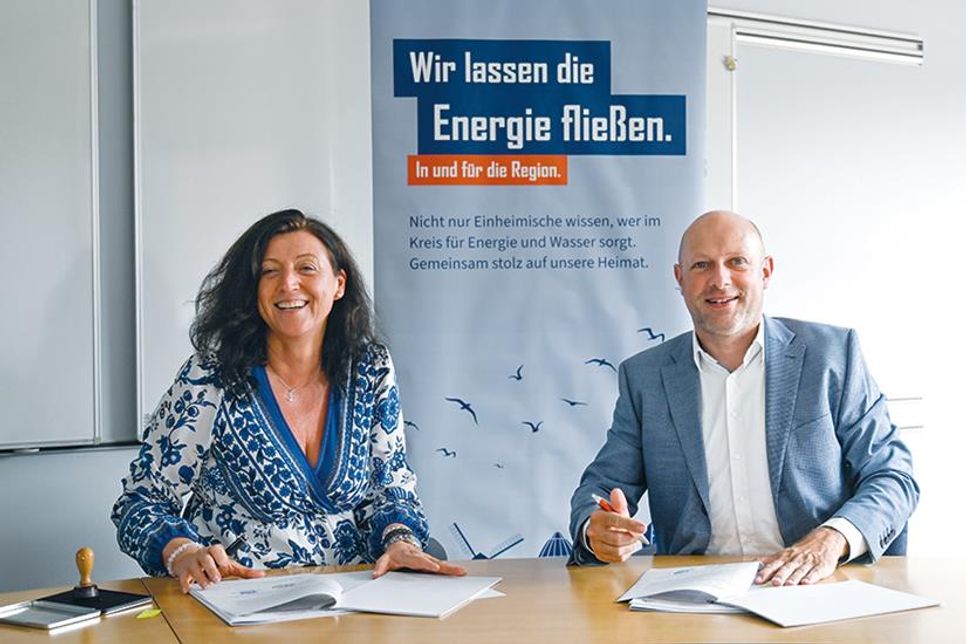 Bürgermeisterin Bettina Schäfer und der Geschäftsführer der ZVO Energie GmbH, Sven Bäumler, unterzeichnen die Verlängerung des gemeinsamen Gas-Konzessionsvertrages.