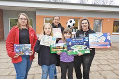 Irina Lüth (Leiterin „Zauberhut“, li.) freut sich mit Helene und Maria über das Spielzeug, das Silke Mildner (re.) und Susanne Handt vom reporter übergaben.