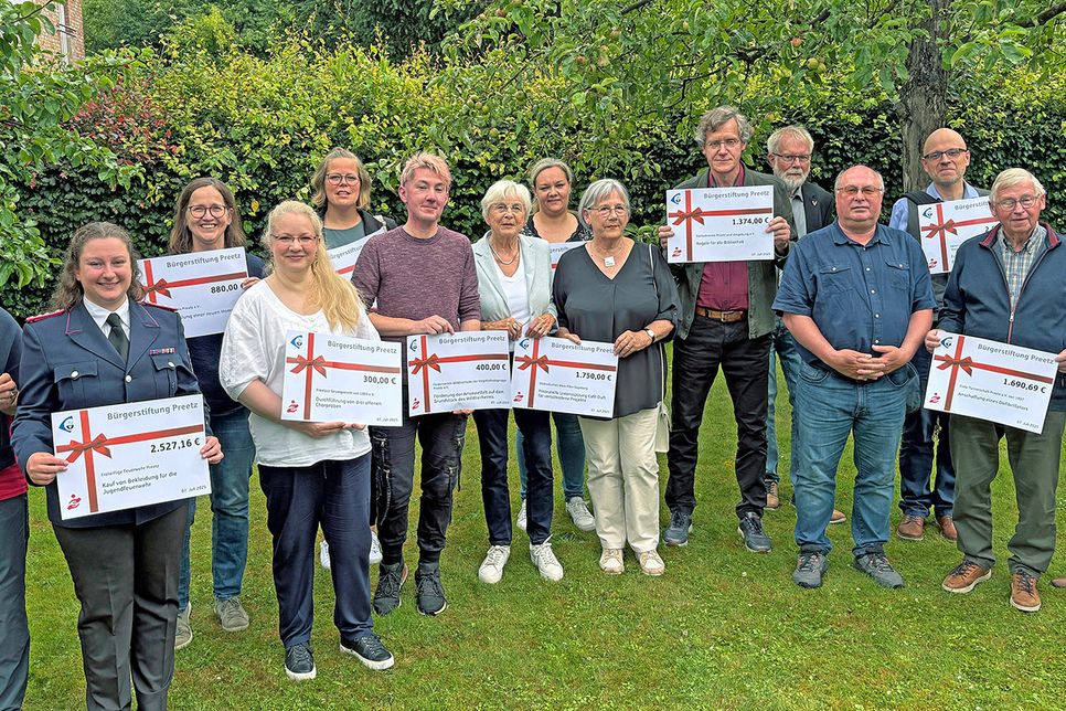 Die Vertreter von zwölf Vereinen konnten Anfang Juli von den Mitgliedern des Stiftungsrates die symbolischen Förderschecks entgegennehmen.