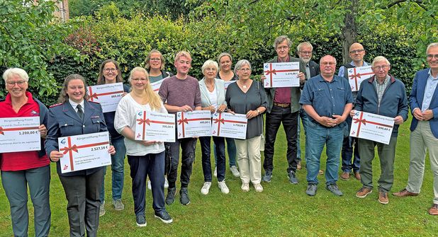 Die Vertreter von zwölf Vereinen konnten Anfang Juli von den Mitgliedern des Stiftungsrates die symbolischen Förderschecks entgegennehmen.