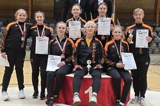 Das Team bei den „danish open“: Kampfrichter Ole Casprowitz und Kampfrichterin Marla Axt (hinten), Frieda Baldin, Lavina Perk, Emma Ewald, Coco Gerstenberg, Katinka Walter (Mitte v. lks.), Torva Franz, Andra Franz, Liva Walter (vorne v. lks.).