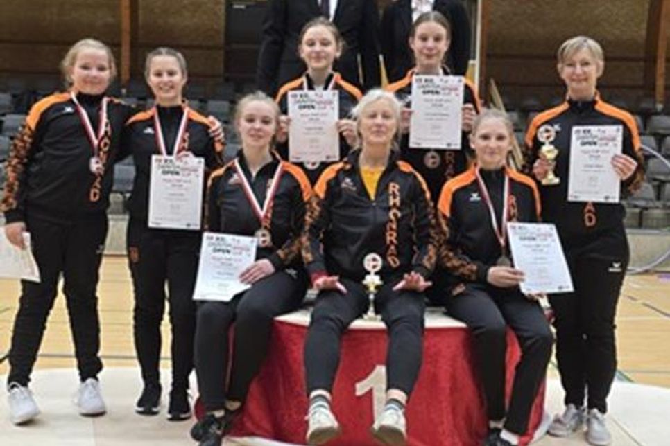 Das Team bei den „danish open“: Kampfrichter Ole Casprowitz und Kampfrichterin Marla Axt (hinten), Frieda Baldin, Lavina Perk, Emma Ewald, Coco Gerstenberg, Katinka Walter (Mitte v. lks.), Torva Franz, Andra Franz, Liva Walter (vorne v. lks.).