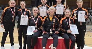 Das Team bei den „danish open“: Kampfrichter Ole Casprowitz und Kampfrichterin Marla Axt (hinten), Frieda Baldin, Lavina Perk, Emma Ewald, Coco Gerstenberg, Katinka Walter (Mitte v. lks.), Torva Franz, Andra Franz, Liva Walter (vorne v. lks.).